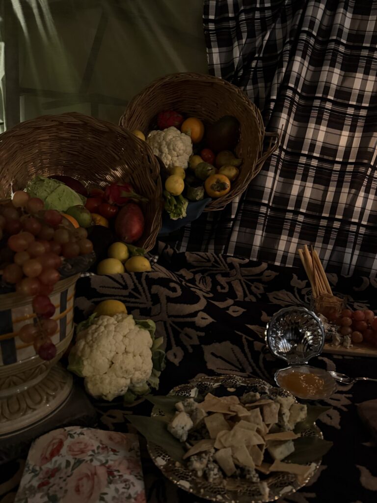 Cestas de fruta y mesa servida en Usera44