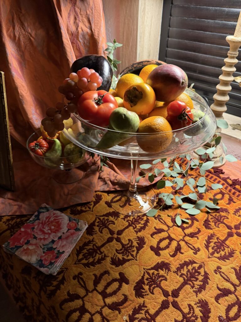 Detalle de bodegón con fruta y eucalipto