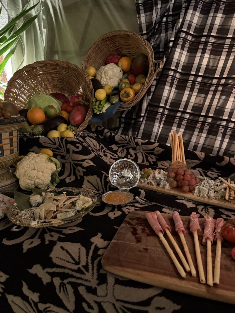 Tablas de embutido y queso a la luz de las velas