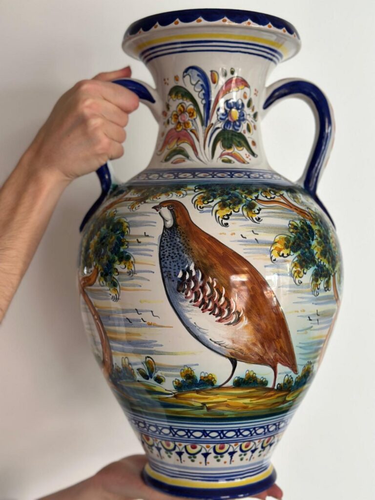 Jarrón de cerámica pintada con una perdiz